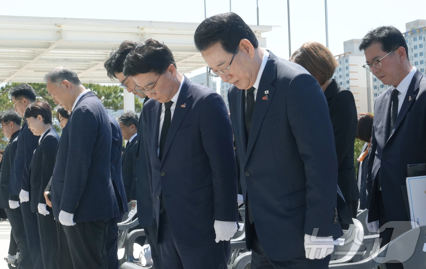 (무안=뉴스1) 전원 기자 = 김영록 전라남도지사가 15일 오전 전남도청 앞 광장에서 ‘오월의 꽃, 오월의 빛’을 주제로 열린 ‘전남 5·18민주화운동 46주년 기념식’에서 오월 …
