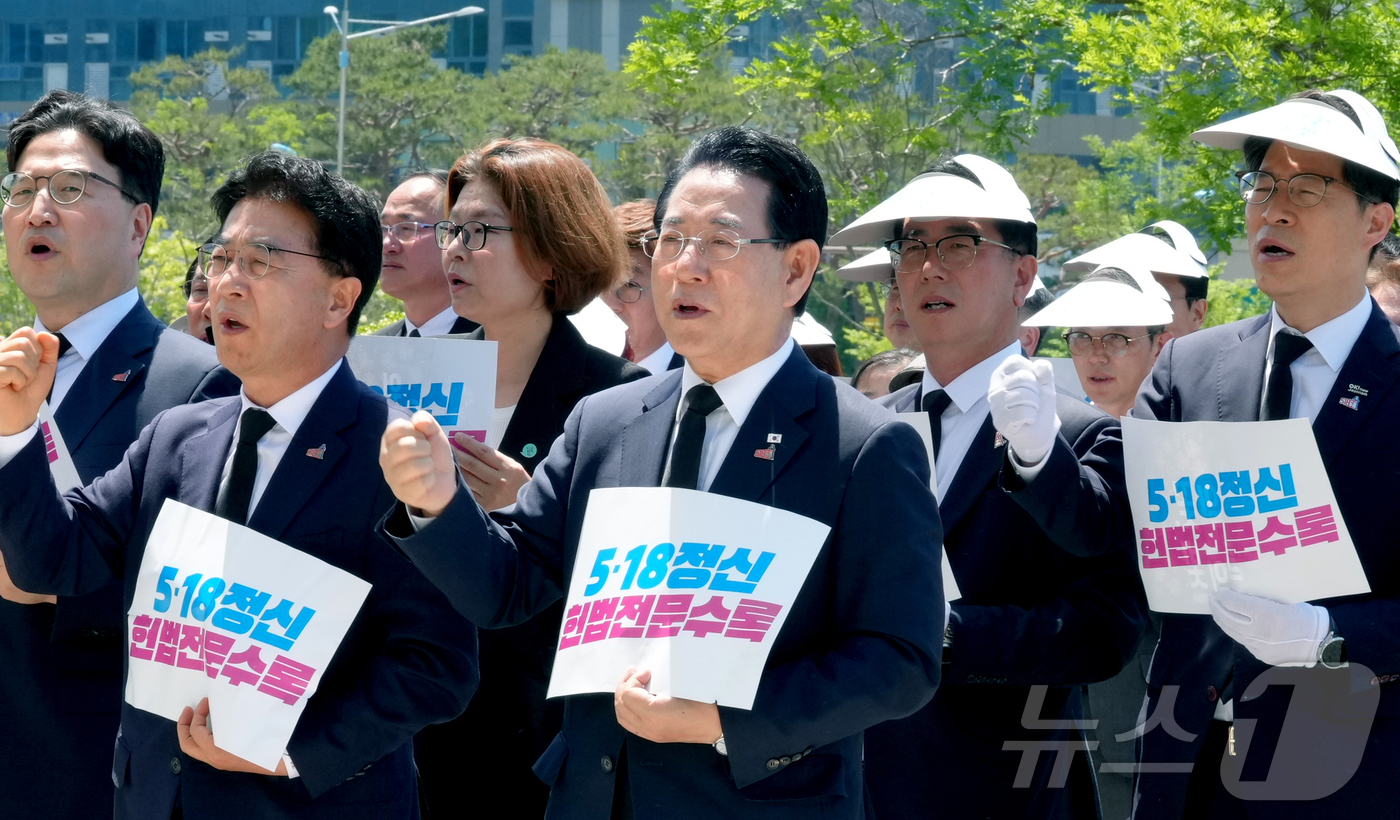 (무안=뉴스1) 전원 기자 = 김영록 전라남도지사가 15일 오전 전남도청 앞 광장에서 ‘오월의 꽃, 오월의 빛’을 주제로 열린 ‘전남 5·18민주화운동 46주년 기념식’에서 임을 …
