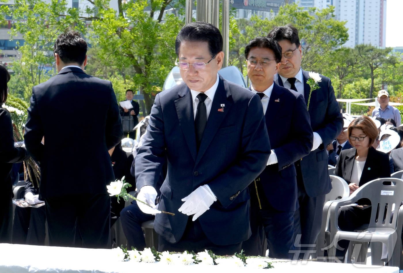 (무안=뉴스1) 전원 기자 = 김영록 전라남도지사가 15일 오전 전남도청 앞 광장에서 ‘오월의 꽃, 오월의 빛’을 주제로 열린 ‘전남 5·18민주화운동 46주년 기념식’에서 헌화하 …