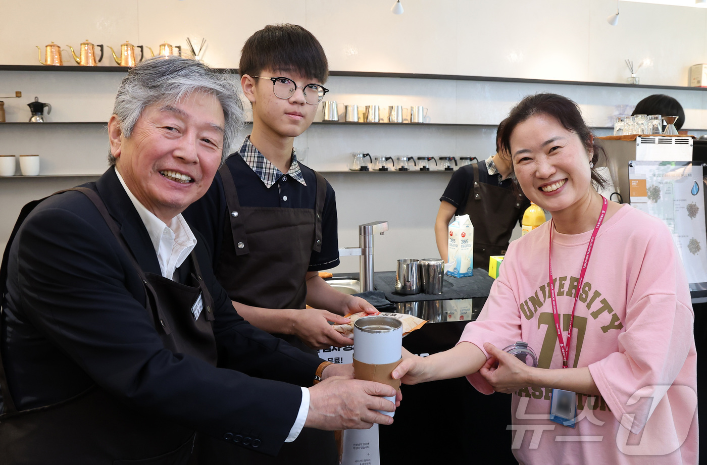 (서울=뉴스1) 김성진 기자 = 스승의 날인 15일 서울 동작구 서울공업고등학교에서 졸업생들과 재학생들이 스승의 날을 기념해 선생님들에게 커피를 전달하고 있다. 2026.5.15/ …
