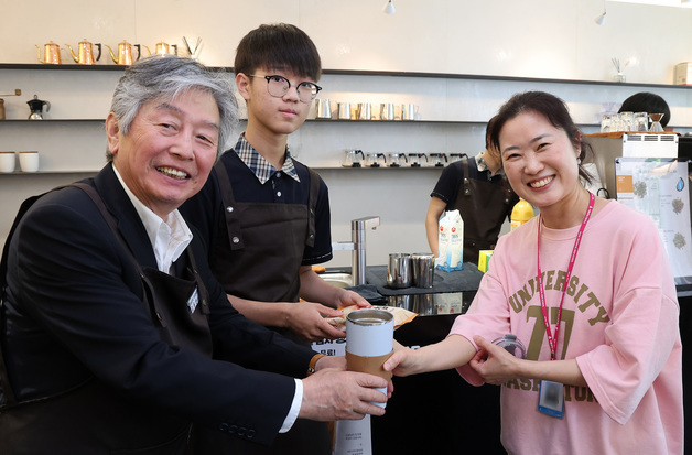 [르포] "선생님 은혜 영원히"…'스승의 날' 서울공고 찾은 백발 동문들