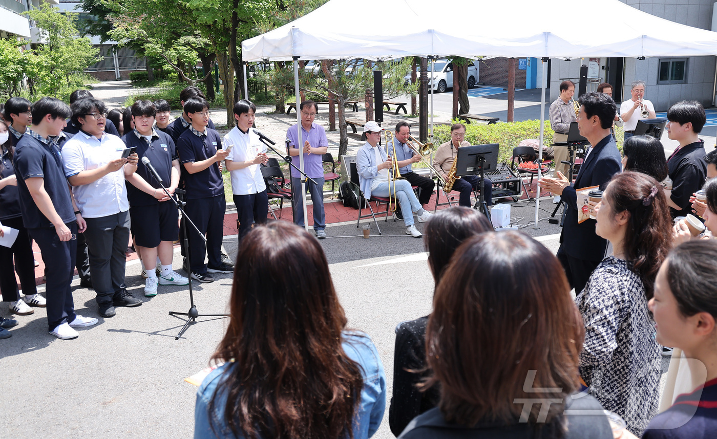 (서울=뉴스1) 김성진 기자 = 스승의 날인 15일 서울 동작구 서울공업고등학교에서 기졸업생들과 재학생들이 스승의 날 노래 및 연주를 하며 감사의 마음을 전하고 있다. 2026.5 …
