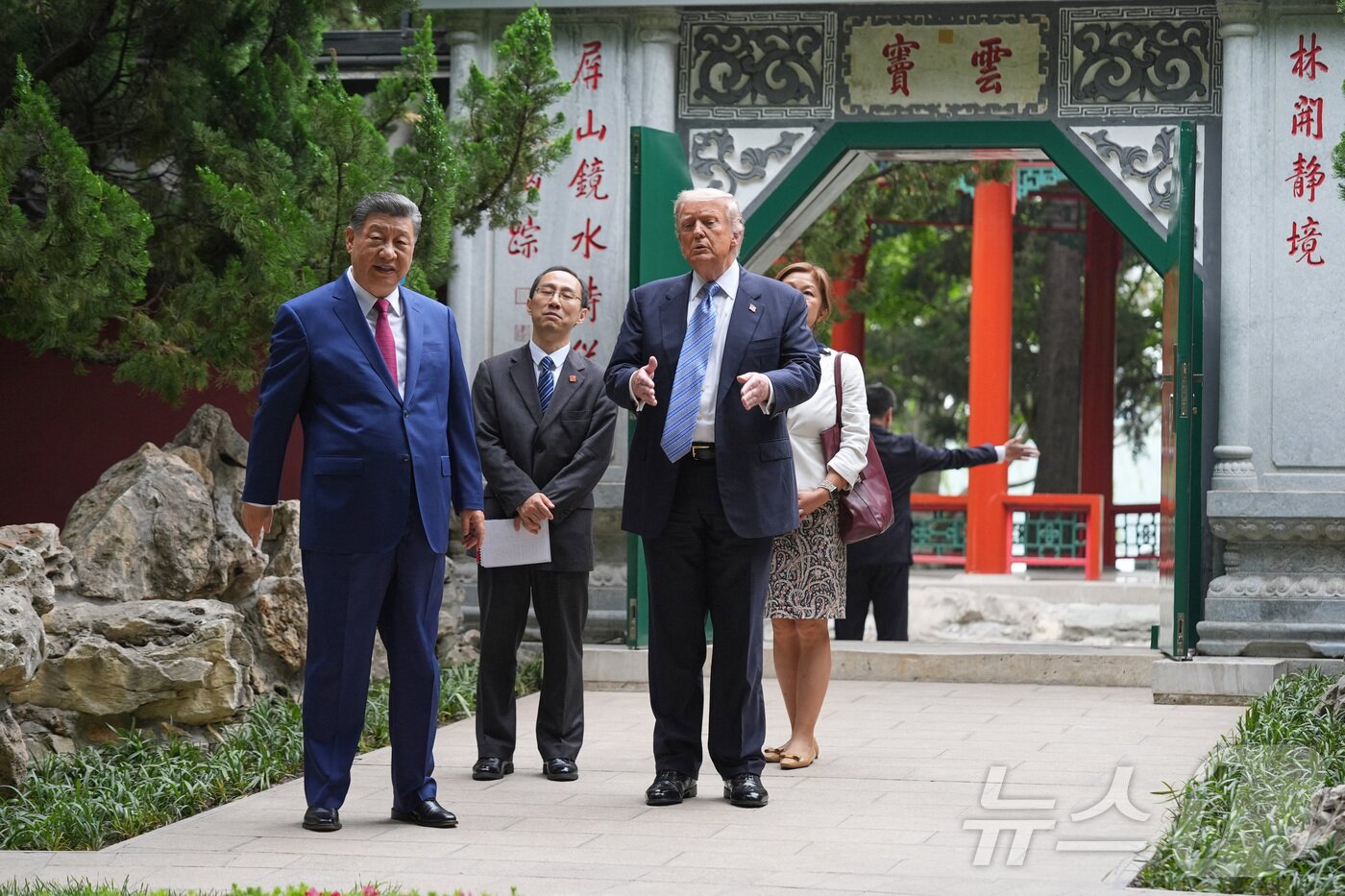 본문 이미지 - 도널드 트럼프 대통령이 15일, 베이징 중난하이에서 시진핑 중국 국가주석과 대화하고 있다. 2026.05.15 ⓒ 로이터=뉴스1