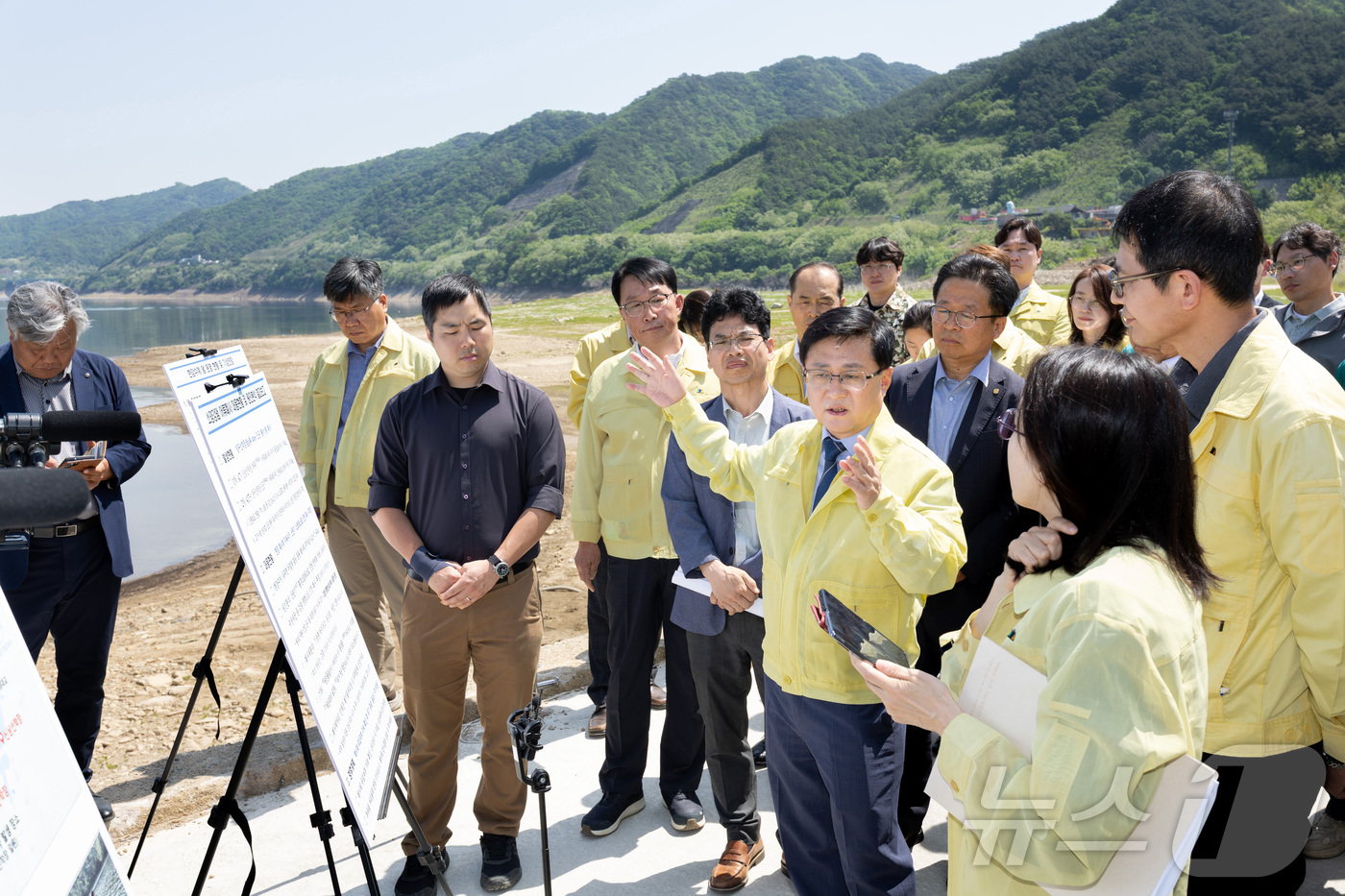 (서울=뉴스1) = 김성환 기후에너지환경부 장관이 15일 강원도 인제군 소양호 붕어 폐사 현장을 찾아 어민 및 학계 전문가 등과 함께 현장을 점검하고 있다. (기후에너지환경부 제공 …