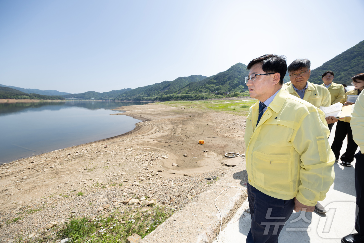 (서울=뉴스1) = 김성환 기후에너지환경부 장관이 15일 강원도 인제군 소양호 붕어 폐사 현장을 찾아 어민 및 학계 전문가 등과 함께 현장을 점검하고 있다. (기후에너지환경부 제공 …
