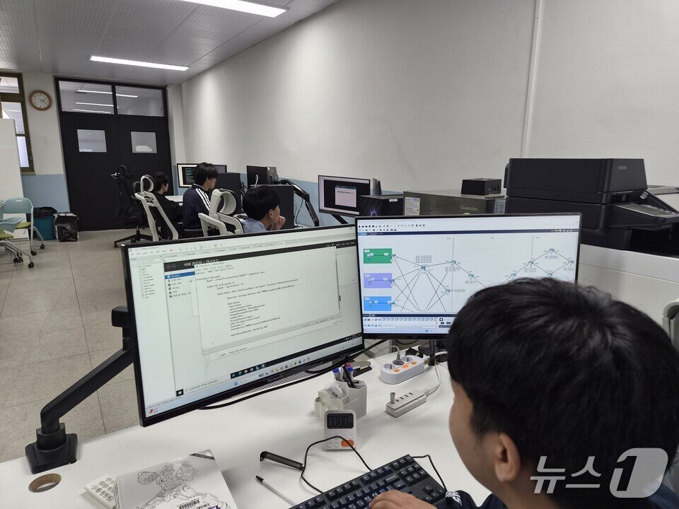 본문 이미지 - 순천미래과학고 학생들이 정보보호 교육 프로그램 수업을 하고 있다.(전남교육청 제공, 재판매 및 DB금지)/뉴스1