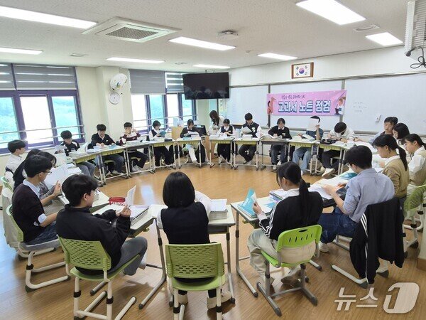본문 이미지 - 용정중 '1학기 교과서·노트 점검 및 우수사례 발표' 행사 장면(전남교육청 제공, 재판매 및 DB금지)/뉴스1