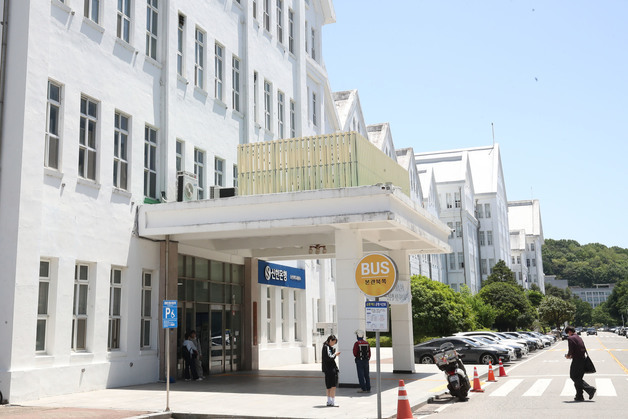 "공정 믿고 밤샘했는데"…교수 성비위·시험지 유출 휘말린 캠퍼스