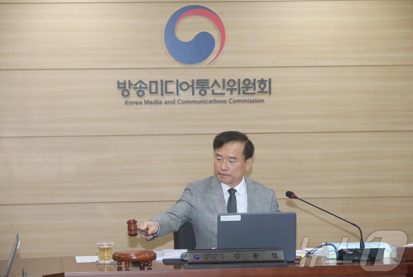 본문 이미지 - 김종철 방송미디어통신위원장이 15일 정부과천청사에서 '2026년 제10차 전체회의'를 열고있다. (방미통위 제공)
