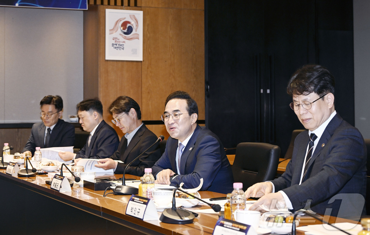 (서울=뉴스1) = 박홍근 기획예산처 장관이 15일 오전 대전 유성구 한국핵융합에너지연구원에서 열린 과학기술 현장 간담회를 주재하고 있다. (기획예산처 제공. 재판매 및 DB 금지 …