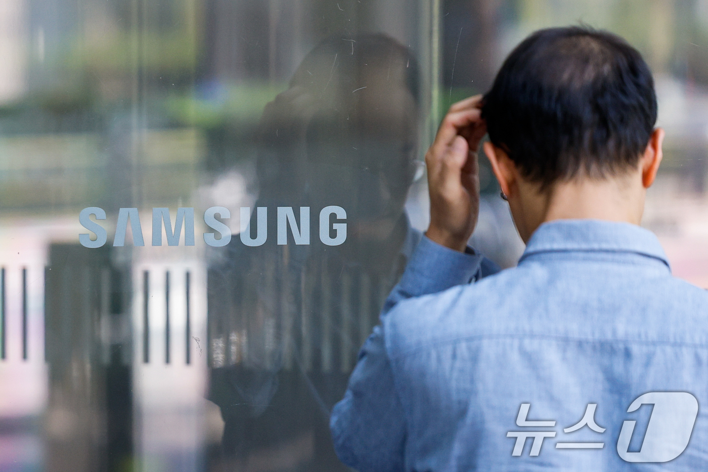 (서울=뉴스1) 안은나 기자 = 15일 서울 서초구 삼성전자 서초 사옥에서 직원들이 이동하고 있다.삼성전자 노동조합의 총파업을 앞두고 노사 대화를 통한 문제 해결 가능성이 작아지면 …