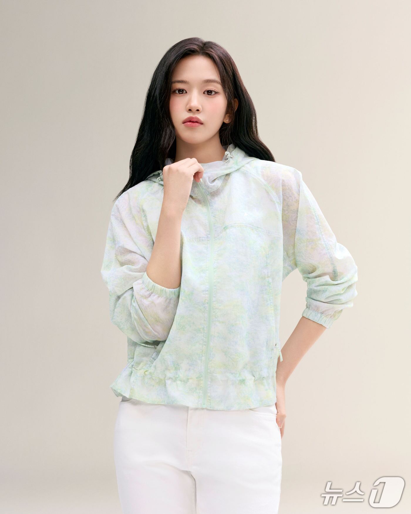 본문 이미지 - 네파 '모노 메쉬 자켓' 착용 화보 모델 안유진(네파 제공)