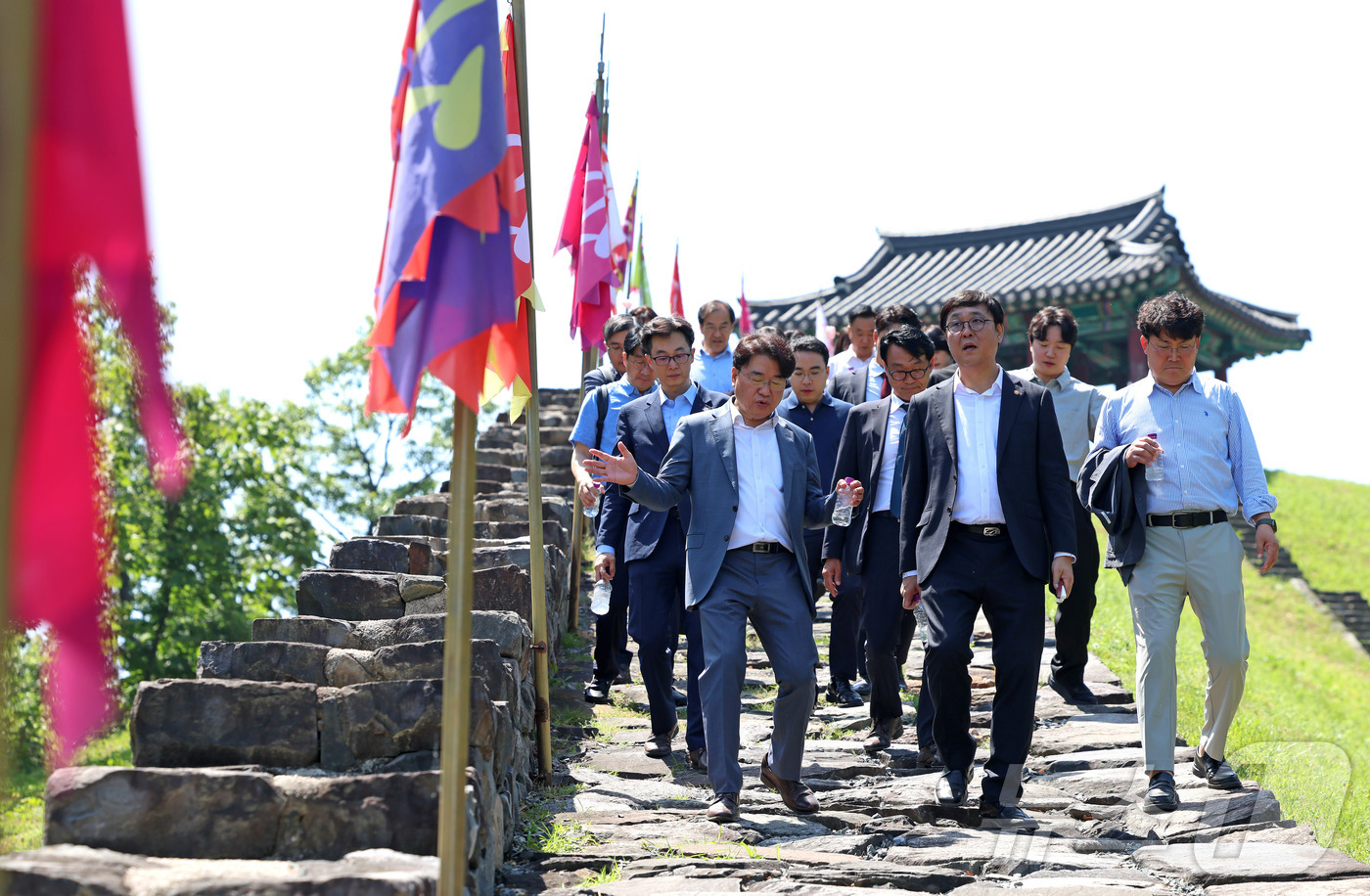 (서울=뉴스1) = 최휘영 문화체육관광부 장관이 15일 경남 밀양을 방문해 반값여행 인증여행지인 밀양읍성을 둘러보고 있다. (문화체육관광부 제공. 재판매 및 DB 금지) 2026. …