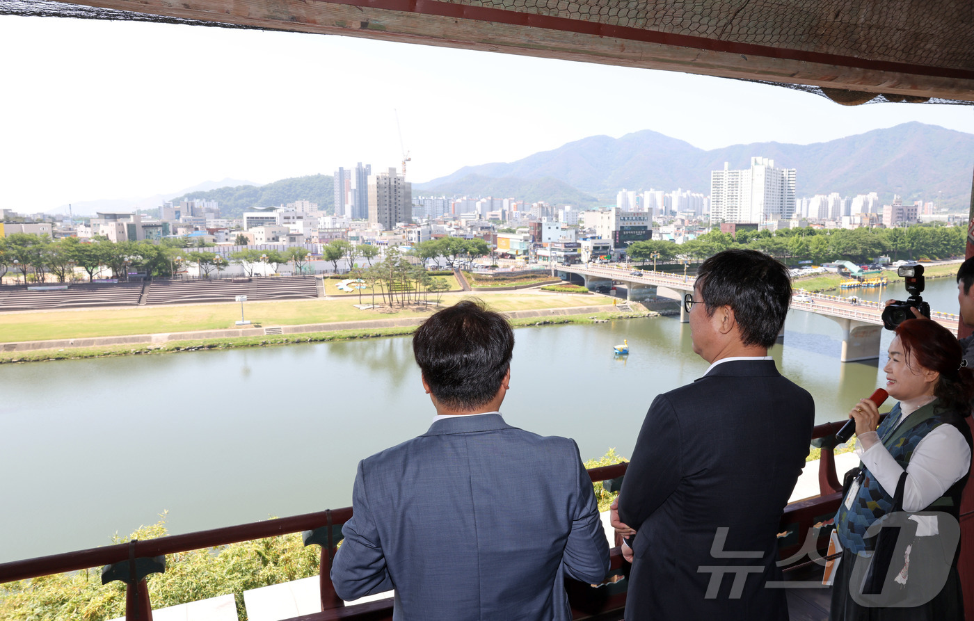 (서울=뉴스1) = 최휘영 문화체육관광부 장관이 15일 경남 밀양을 방문해 반값여행 인증여행지인 영남루를 둘러보고 있다. (문화체육관광부 제공. 재판매 및 DB 금지) 2026.5 …