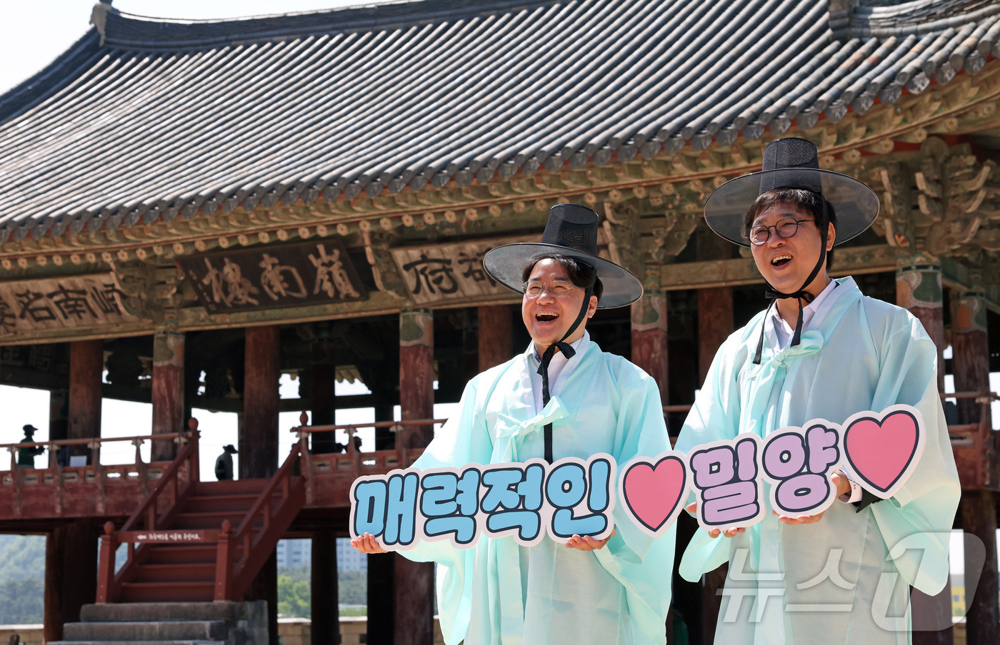 (서울=뉴스1) = 최휘영 문화체육관광부 장관이 15일 경남 밀양 반값여행 인증지인 영남루를 방문해 이정곤 밀양시장 권한대행과 기념 촬영을 하고 있다. (문화체육관광부 제공. 재판 …
