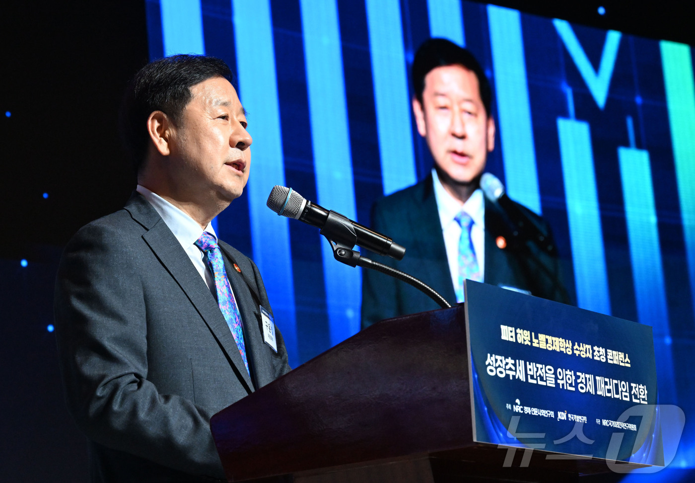 (서울=뉴스1) = 구윤철 부총리 겸 재정경제부 장관이 15일 서울 중구 웨스틴조선호텔에서 열린 경제인문사회연구소·KDI 공동주최 컨퍼런스에서 축사를 하고 있다. (재정경제부 제공 …