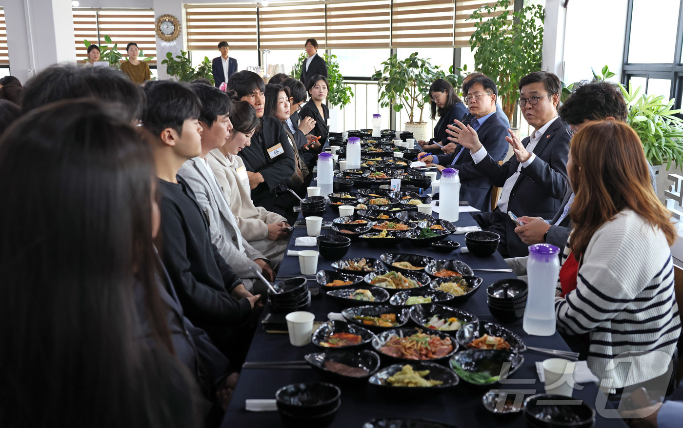 (서울=뉴스1) = 최휘영 문화체육관광부 장관이 15일 경남 밀양 한 식당에서 열린 경남지역 관광두레 관계자 간담회에서 발언을 하고 있다. (문화체육관광부 제공. 재판매 및 DB …