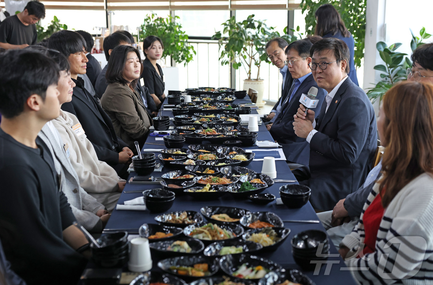 (서울=뉴스1) = 최휘영 문화체육관광부 장관이 15일 경남 밀양 한 식당에서 열린 경남지역 관광두레 관계자 간담회에서 발언을 하고 있다. (문화체육관광부 제공. 재판매 및 DB …