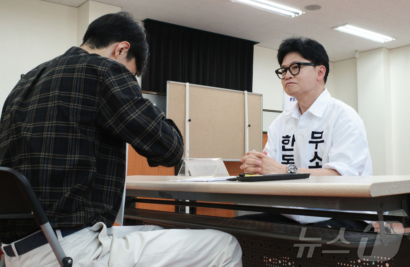 (부산=뉴스1) 김세정 기자 = 한동훈 부산 북구갑 무소속 국회의원 후보가 15일 북구선거관리위원회를 찾아 6.3 보궐선거 후보 등록을 한 뒤 서류검토를 받고 있다.. 2026.5 …