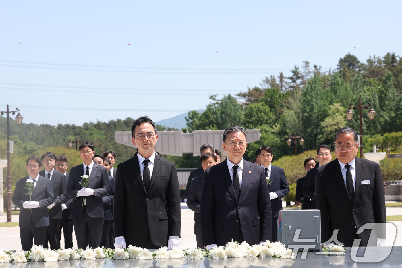 (광주=뉴스1) 박지현 기자 = 정성호 법무부장관과 구자현 검찰총장 직무대행이 제46주년 5·18민주화운동 기념일을 사흘 앞둔 15일 광주 북구 운정동 국립 5·18민주묘지에 방문 …