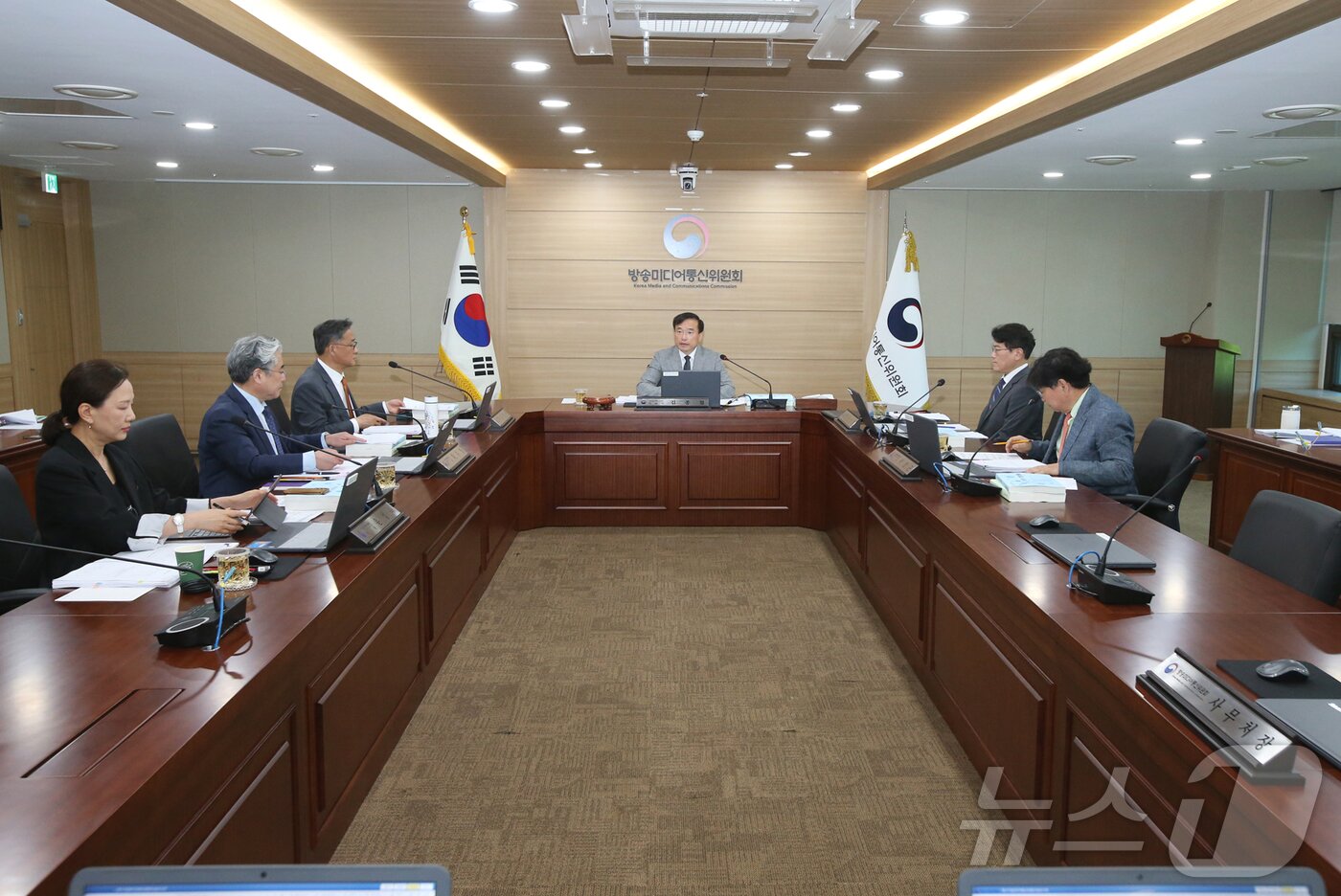 본문 이미지 - 김종철 방송미디어통신위원장이 15일 정부과천청사에서 2026년 제10차 전체회의를 열고 있다. (방송미디어통신위원회 제공)