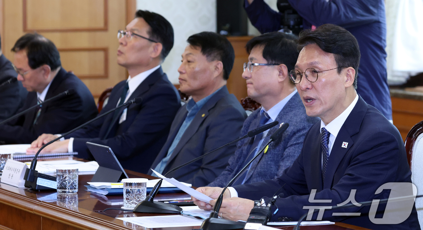 (서울=뉴스1) 김명섭 기자 = 김민석 국무총리가 15일 오후 서울 종로구 세종대로 정부서울청사에서 열린 국가물관리위원회 본회의에서 모두 발언을 하고 있다.  2026.5.15/뉴 …
