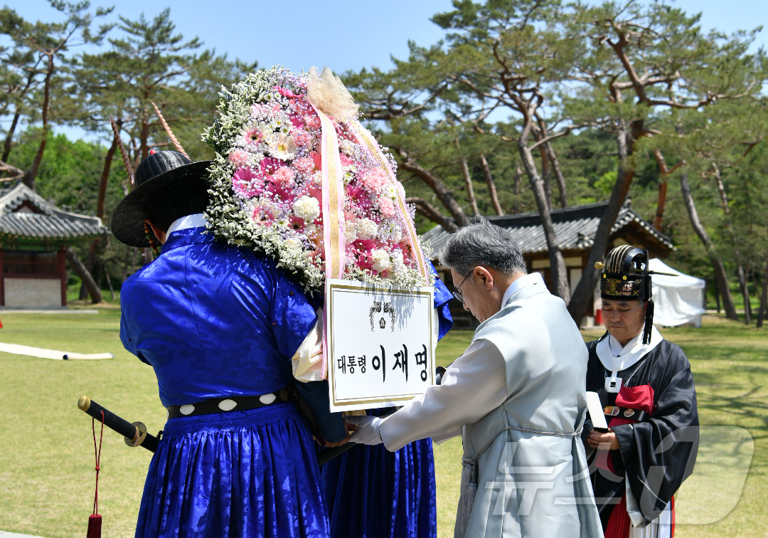 (서울=뉴스1) = 허민 국가유산청장이 15일 오전 경기도 여주시 세종대왕릉 영릉에서 열린 세종대왕 탄신 629돌 기념 숭모제전에서 이재명 대통령의 명의로 헌화를 하고 있다. (국 …