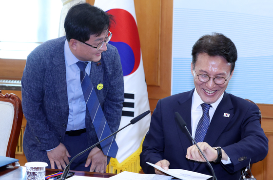 김성환 장관과 대화하는 김민석 총리