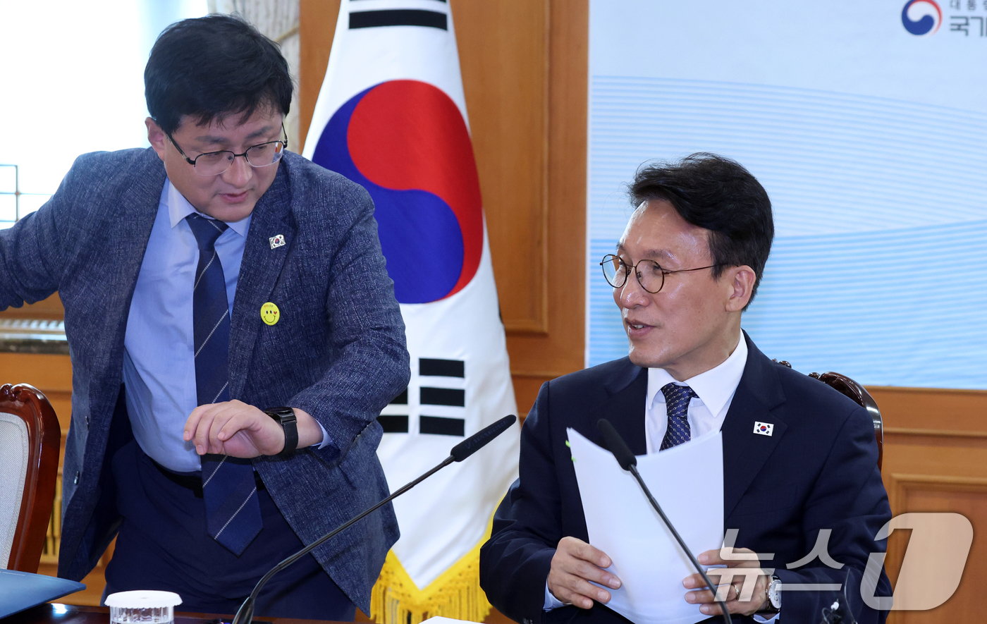 (서울=뉴스1) 김명섭 기자 = 김민석 국무총리가 15일 오후 서울 종로구 세종대로 정부서울청사에서 열린 국가물관리위원회 본회의에서 김성환 기후에너지환경부 장관과 대화를 하고 있다 …