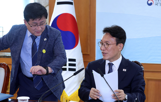 김민석 총리, 김성환 환경부 장관과 대화