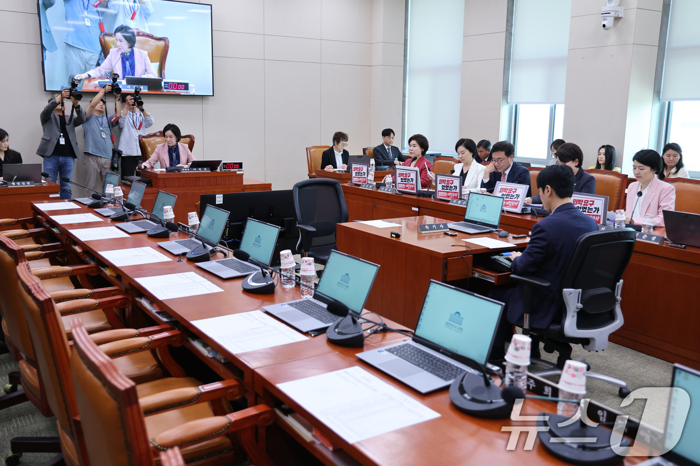 (서울=뉴스1) 신웅수 기자 = 15일 서울 여의도 국회에서 국민의힘 주도로 열린 성평등가족위원회 전체회의에서 더불어민주당 의원들의 자리가 비어 있다.국민의힘은 정원오 더불어민주당 …