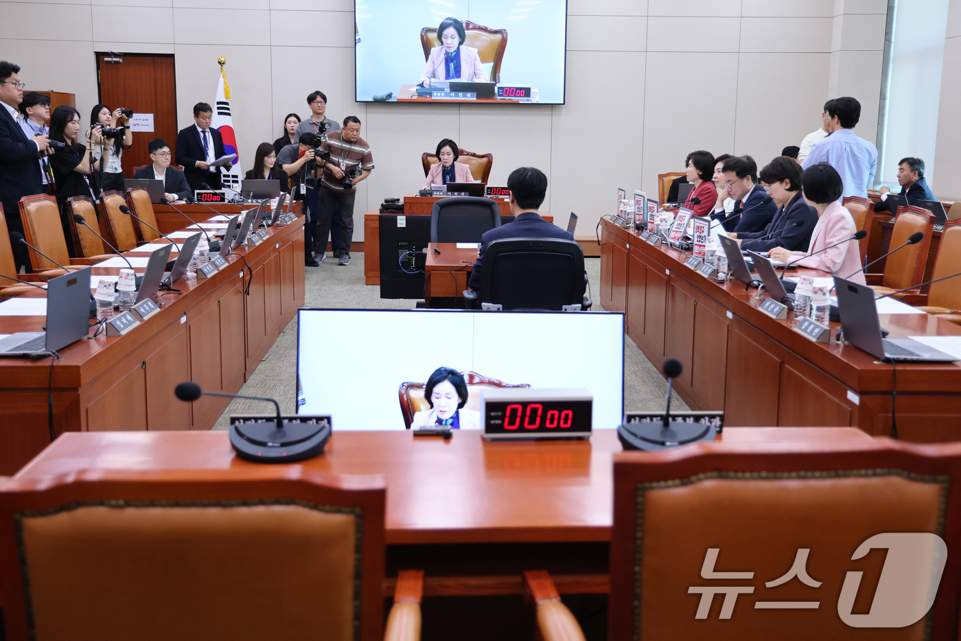 (서울=뉴스1) 신웅수 기자 = 15일 서울 여의도 국회에서 국민의힘 주도로 열린 성평등가족위원회 전체회의에서 더불어민주당 의원들의 자리가 비어 있다.국민의힘은 정원오 더불어민주당 …