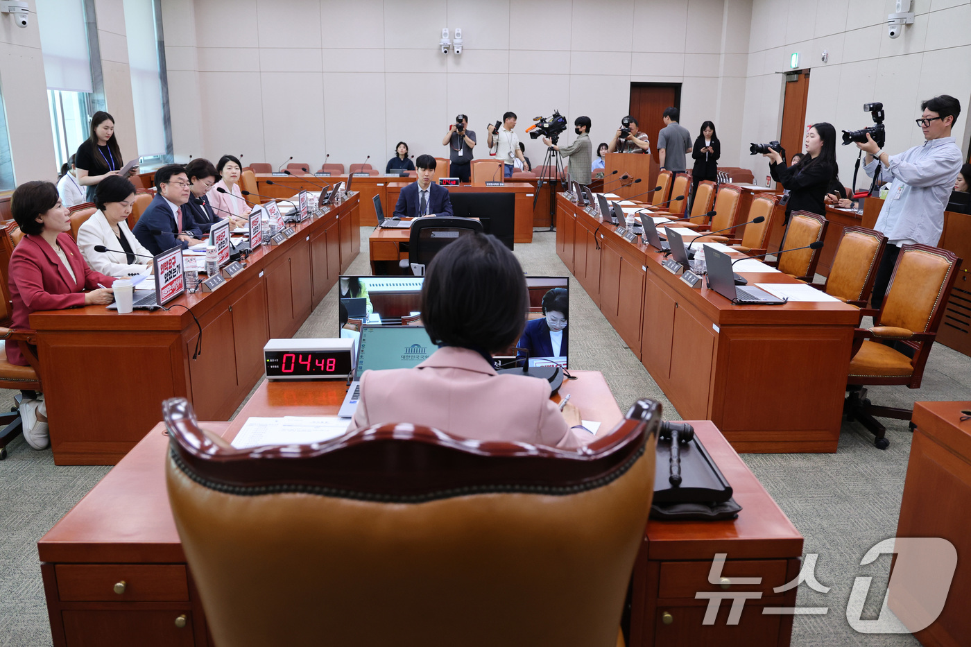 (서울=뉴스1) 신웅수 기자 = 15일 서울 여의도 국회에서 국민의힘 주도로 열린 성평등가족위원회 전체회의에서 더불어민주당 의원들의 자리가 비어 있다.국민의힘은 정원오 더불어민주당 …