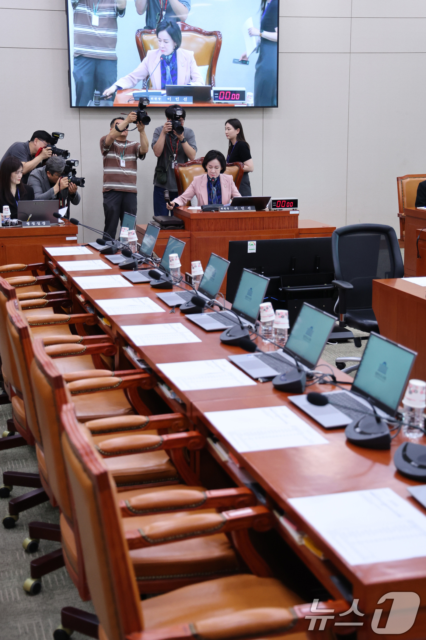 (서울=뉴스1) 신웅수 기자 = 15일 서울 여의도 국회에서 국민의힘 주도로 열린 성평등가족위원회 전체회의에서 더불어민주당 의원들의 자리가 비어 있다.국민의힘은 정원오 더불어민주당 …