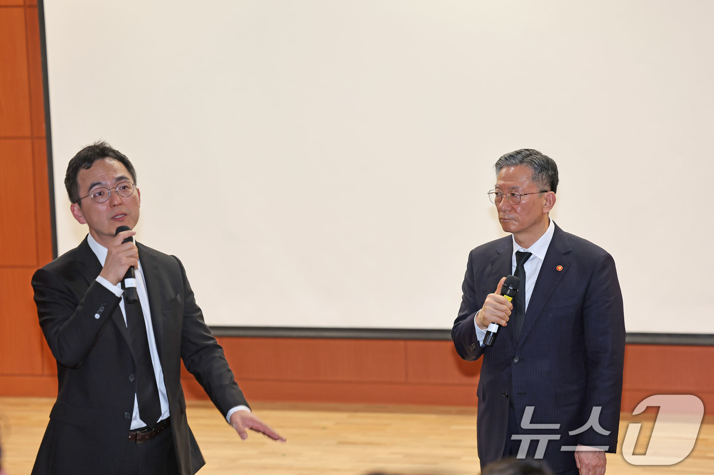 (광주=뉴스1) 박지현 기자 = 정성호 법무부장관과 구자현 검찰총장 직무대행이 제46주년 5·18민주화운동 기념일을 사흘 앞둔 15일 광주 북구 운정동 국립 5·18민주묘지에 참배 …