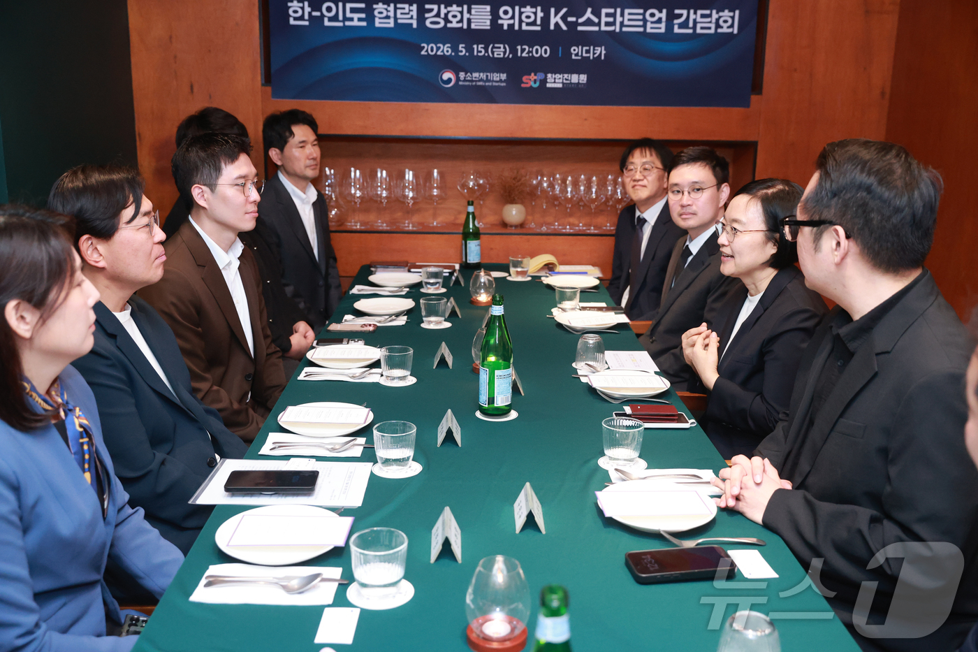(서울=뉴스1) = 한성숙 중소벤처기업부 장관이 15일 서울특별시 용산구 인디카에서 인도에 진출 중인 국내 창업기업과 오찬 간담회를 주재하고 있다. (중소벤처기업부 제공. 재판매 …