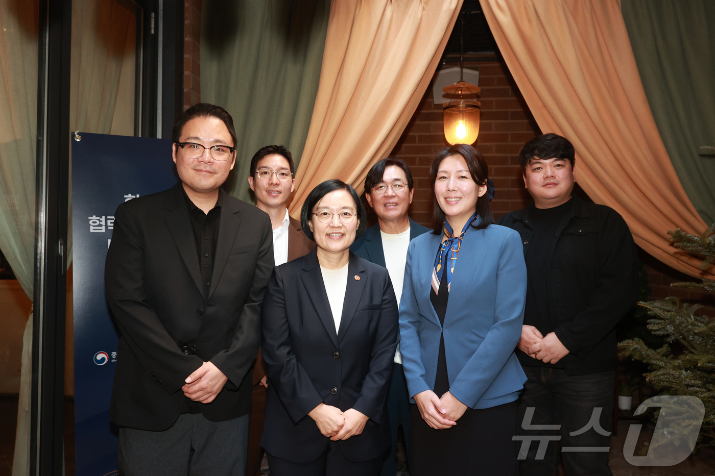 (서울=뉴스1) = 한성숙 중소벤처기업부 장관이 15일 서울특별시 용산구 인디카에서 인도에 진출 중인 국내 창업기업과 오찬 간담회 참석자들과 기념 촬영을 하고 있다. (중소벤처기업 …