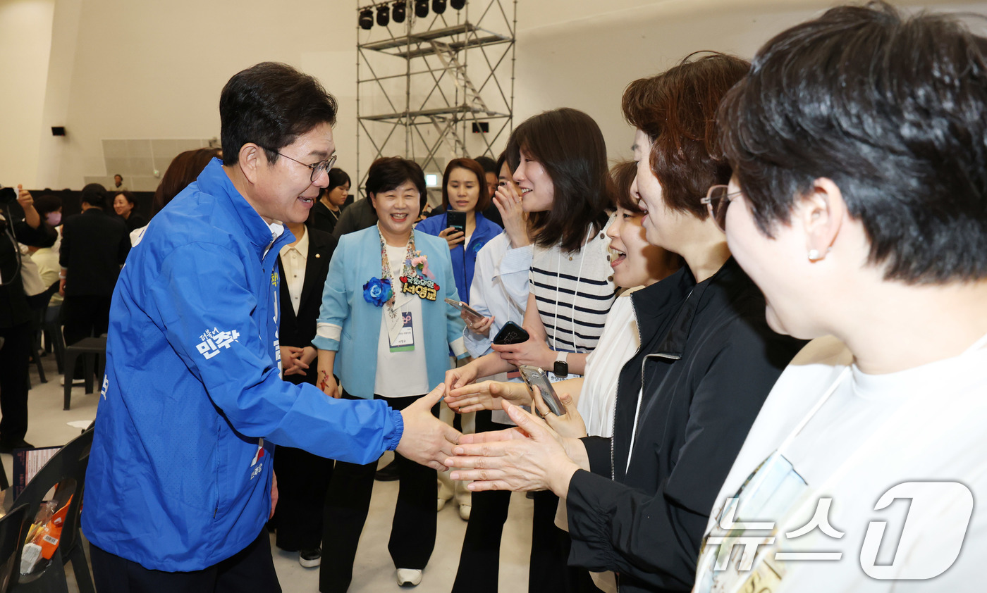(서울=뉴스1) 박지혜 기자 = 정원오 더불어민주당 서울시장 후보가 15일 서울 중구 동대문디자인플라자(DDP) 아트홀에서 열린 서울특별시 간호사회 창립 80주년 기념행사를 찾아 …