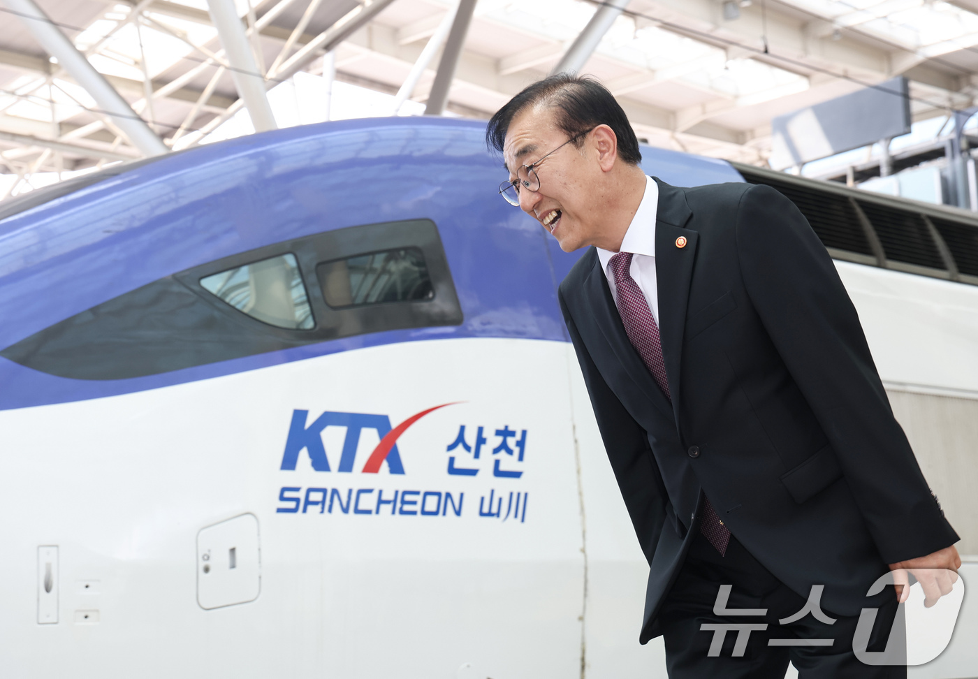 (서울=뉴스1) 임지훈 인턴기자 = 김윤덕 국토교통부 장관이 15일 오후 서울역에서 열린 KTX·SRT 시범 중련 운행 시행 기념행사에 참석하고 있다. 2026.5.15/뉴스1