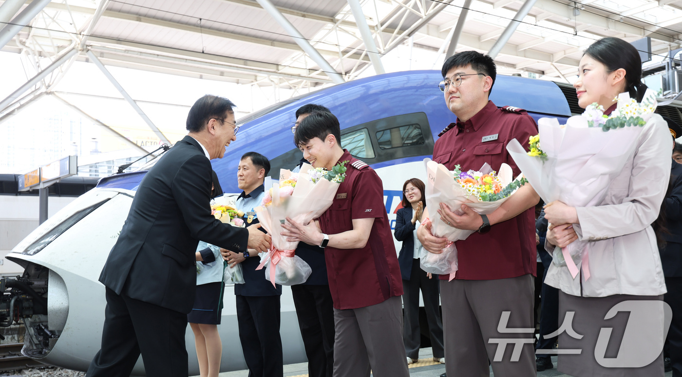 (서울=뉴스1) 임지훈 인턴기자 = 김윤덕 국토교통부 장관이 15일 오후 서울역에서 열린 KTX·SRT 시범 중련 운행 시행 기념행사에 참석해 관계자들에게 꽃다발을 주고 있다. 2 …