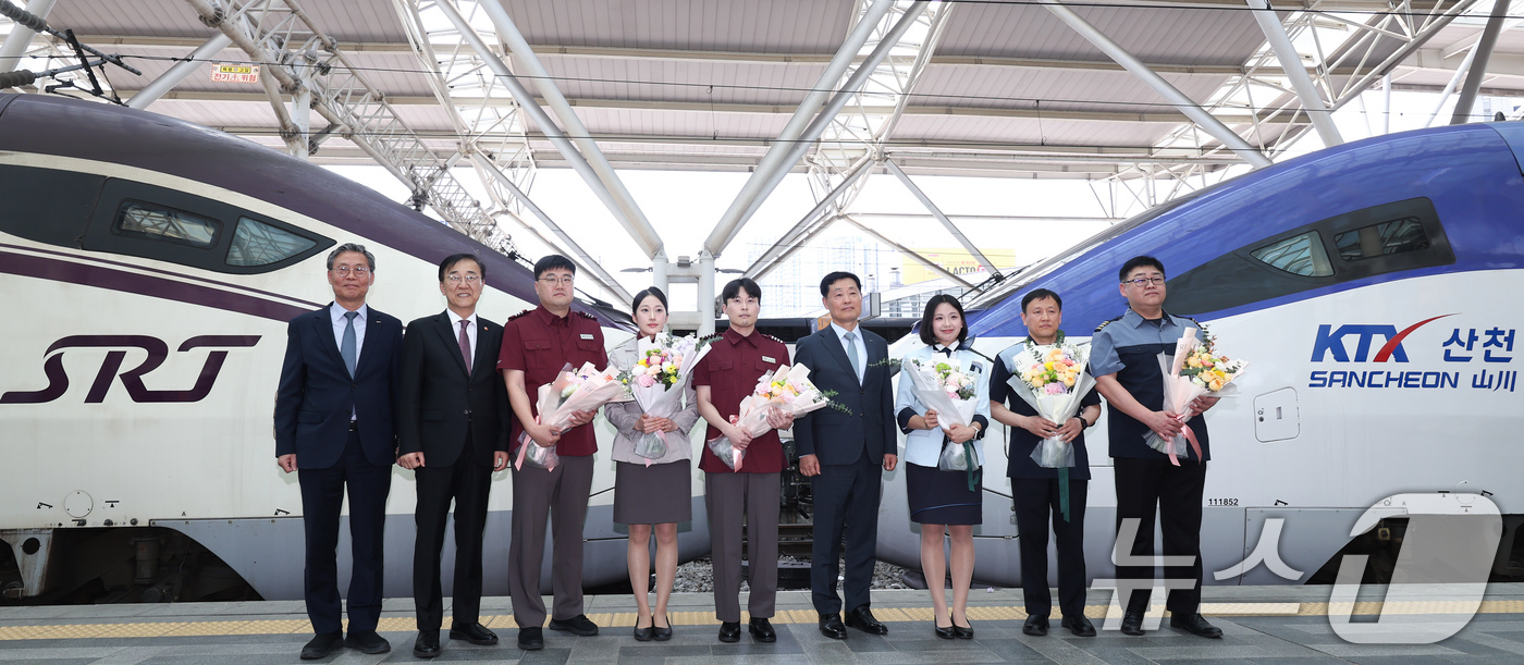 (서울=뉴스1) 임지훈 인턴기자 = 김윤덕 국토교통부 장관(왼쪽 두 번째)이 15일 오후 서울역에서 열린 KTX·SRT 시범 중련 운행 시행 기념행사에 참석해 관계자들과 기념촬영을 …