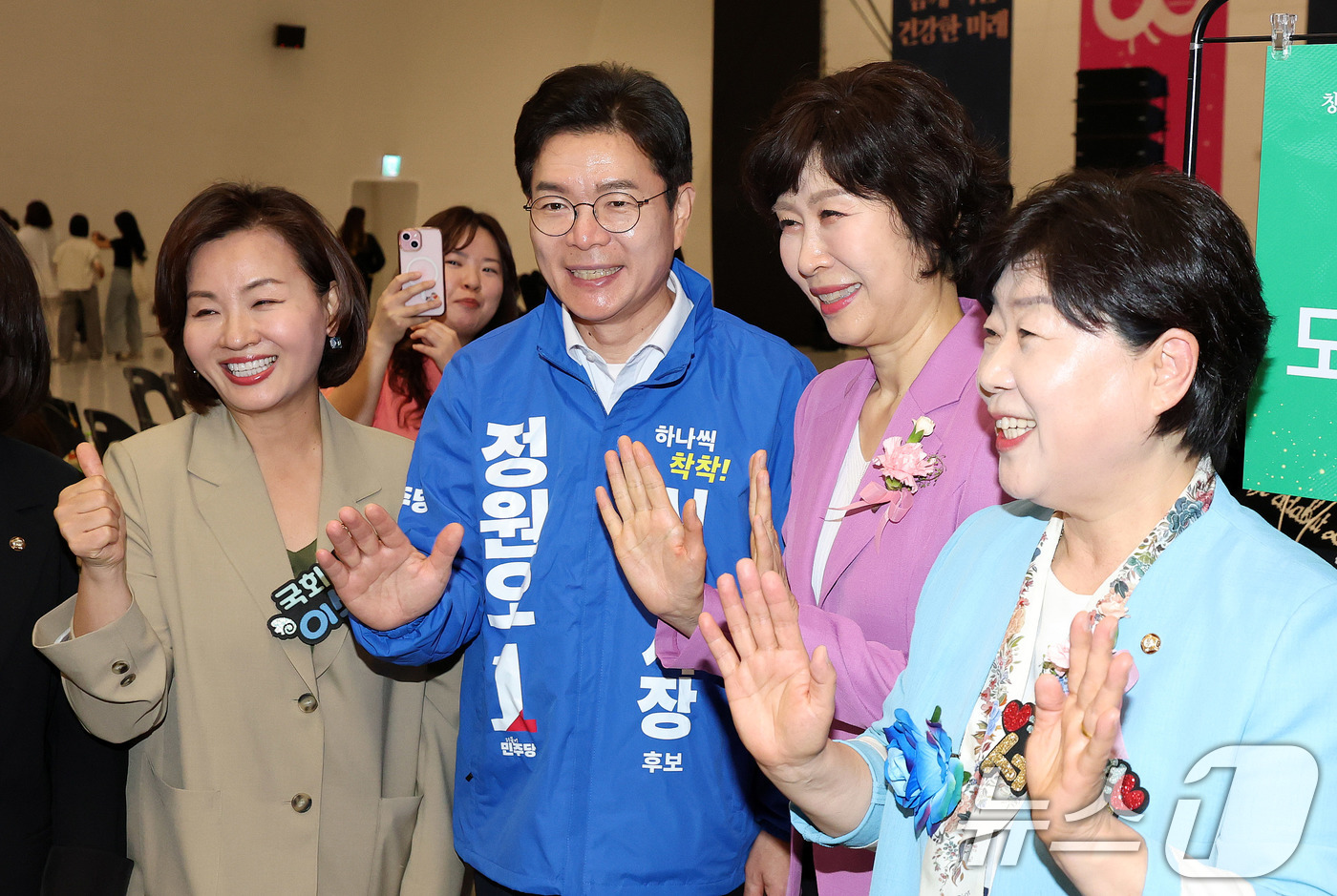 (서울=뉴스1) 박지혜 기자 = 정원오 더불어민주당 서울시장 후보가 15일 서울 중구 동대문디자인플라자(DDP) 아트홀에서 열린 서울특별시 간호사회 창립 80주년 기념행사를 찾아 …