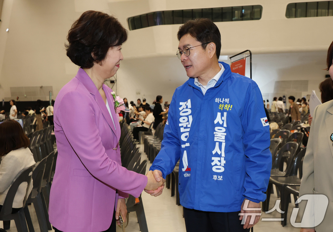 (서울=뉴스1) 박지혜 기자 = 정원오 더불어민주당 서울시장 후보가 15일 서울 중구 동대문디자인플라자(DDP) 아트홀에서 열린 서울특별시 간호사회 창립 80주년 기념행사에서 박정 …