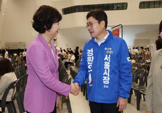 박정선 서울간호사회 회장과 인사 나누는 정원오