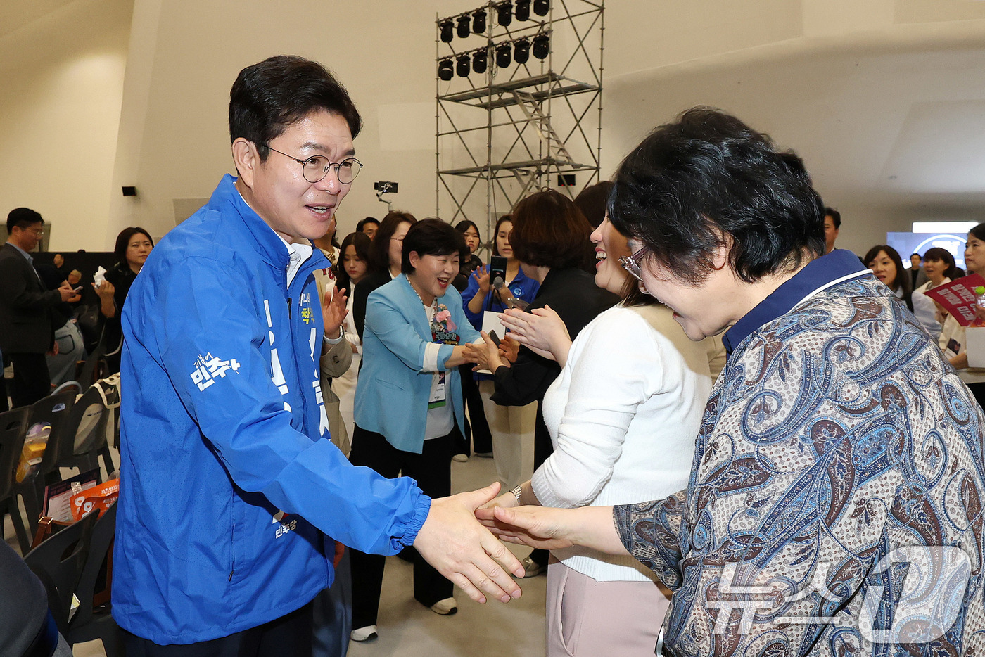 (서울=뉴스1) 박지혜 기자 = 정원오 더불어민주당 서울시장 후보가 15일 서울 중구 동대문디자인플라자(DDP) 아트홀에서 열린 서울특별시 간호사회 창립 80주년 기념행사를 찾아 …