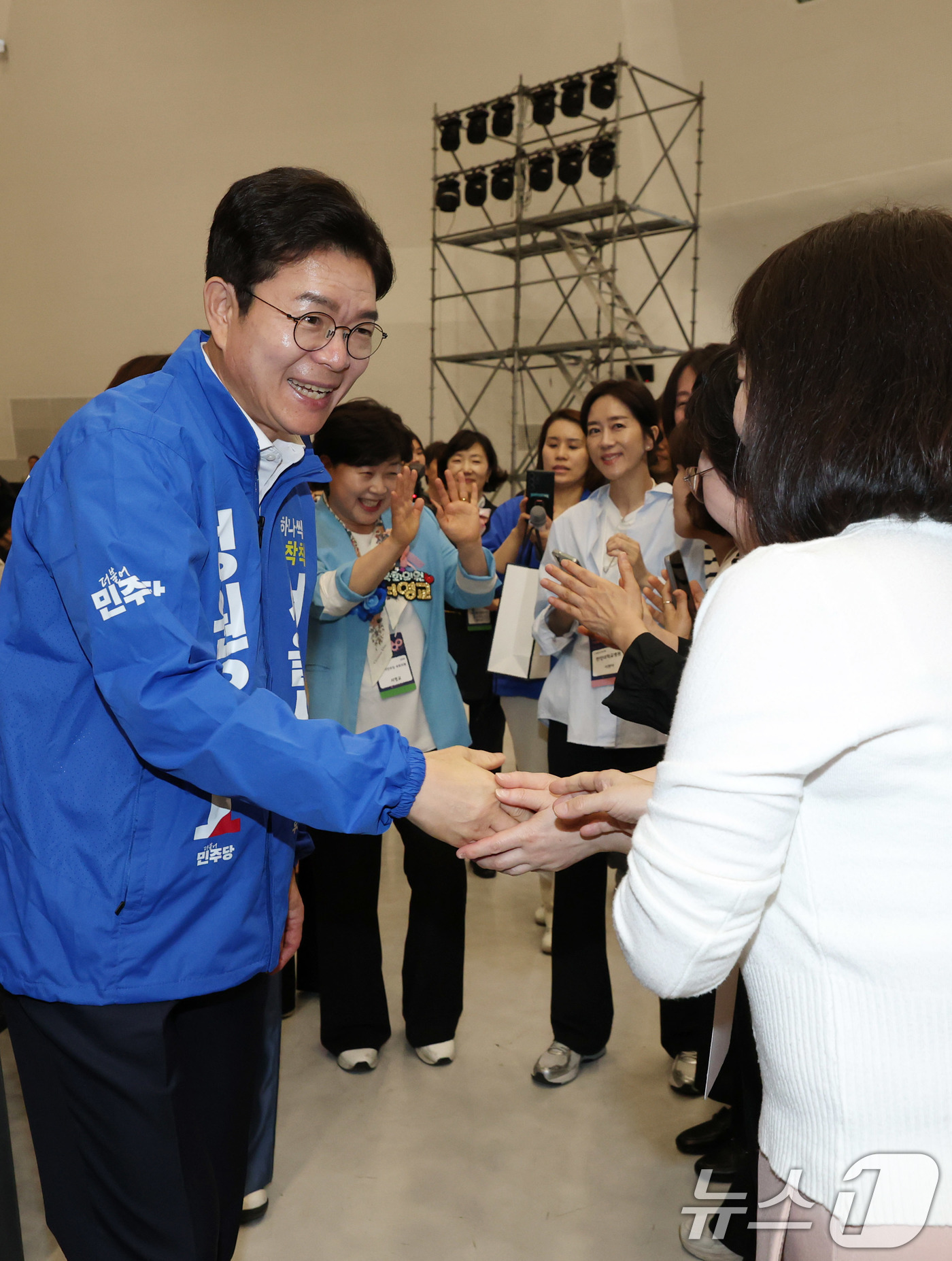 (서울=뉴스1) 박지혜 기자 = 정원오 더불어민주당 서울시장 후보가 15일 서울 중구 동대문디자인플라자(DDP) 아트홀에서 열린 서울특별시 간호사회 창립 80주년 기념행사를 찾아 …