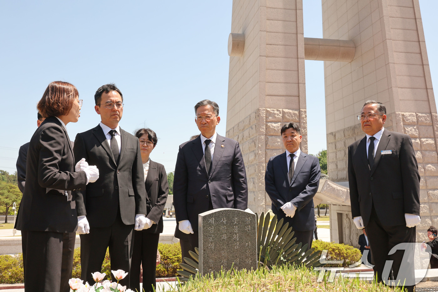 (광주=뉴스1) 박지현 기자 = 정성호 법무부장관과 구자현 검찰총장 직무대행이 제46주년 5·18민주화운동 기념일을 사흘 앞둔 15일 광주 북구 운정동 국립 5·18민주묘지에서 윤 …