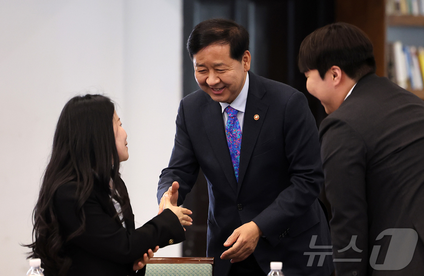 (서울=뉴스1) 김성진 기자 = 구윤철 경제부총리 겸 재정경제부 장관이 15일 서울 중구 정동 1928 아트센터에서 열린 2030 청년자문단 발대식 겸 간담회에서 참석자들과 인사하 …