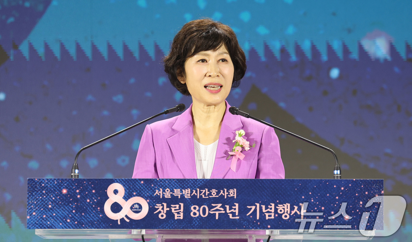 (서울=뉴스1) 박지혜 기자 = 박정선 서울특별시간호사회 회장이 15일 서울 중구 동대문디자인플라자(DDP) 아트홀에서 열린 서울특별시 간호사회 창립 80주년 기념행사에서 개회사를 …