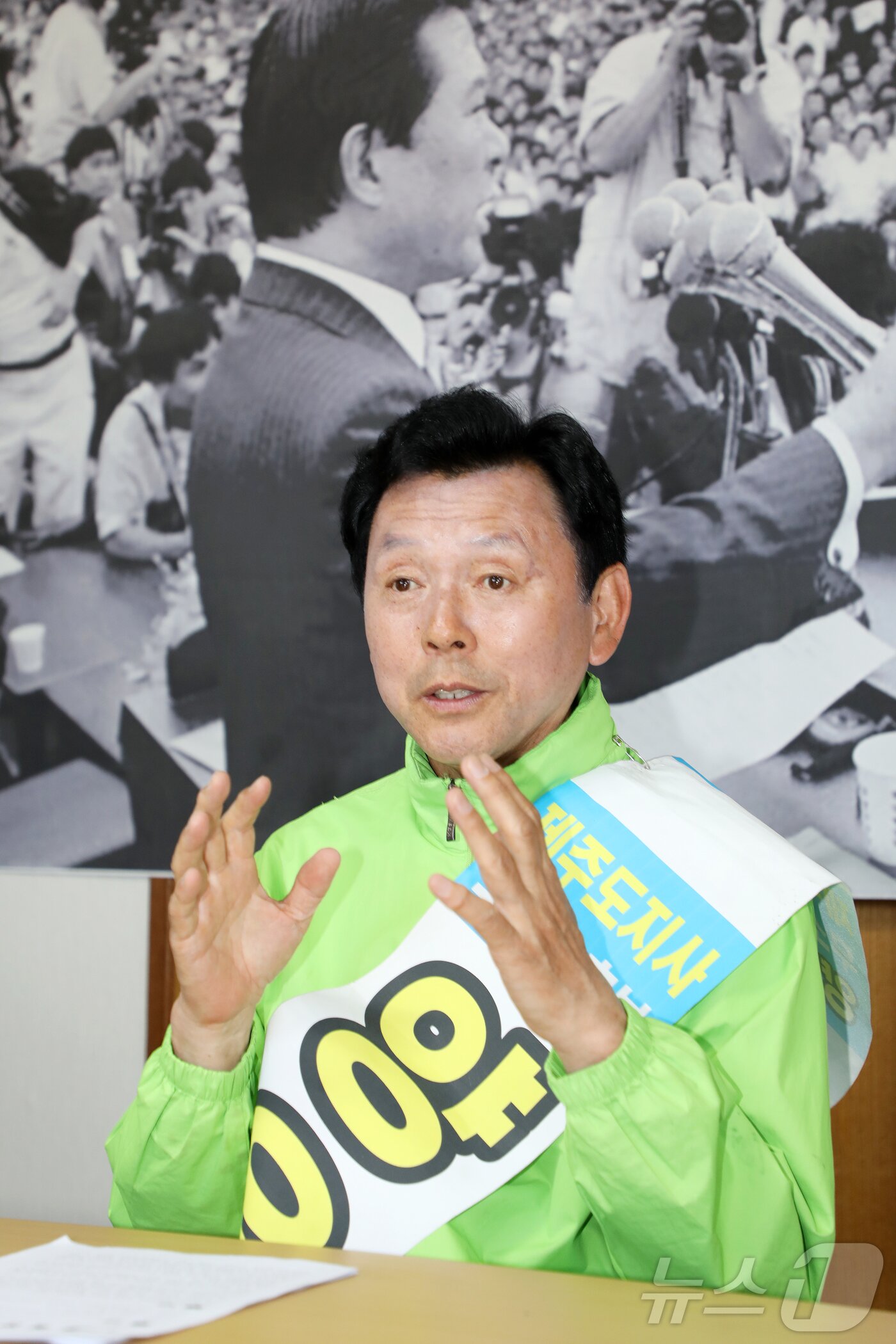 본문 이미지 - 뉴스1 제주본부와 인터뷰하고 있는 양윤녕 무소속 제주도지사 후보. 2026.5.15 ⓒ 뉴스1 오미란 기자